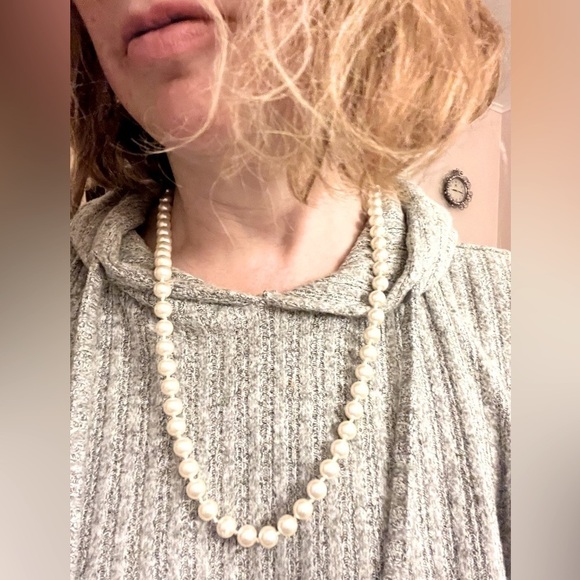 Pearls (faux), 24”, individually knotted - Picture 1 of 11